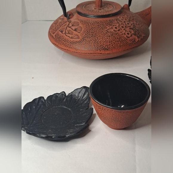 Cast Iron Japanese Tea Pot Tea Kettle, Cast Iron, 4 tea cups and 4 cup saucers. - Picture 15 of 16